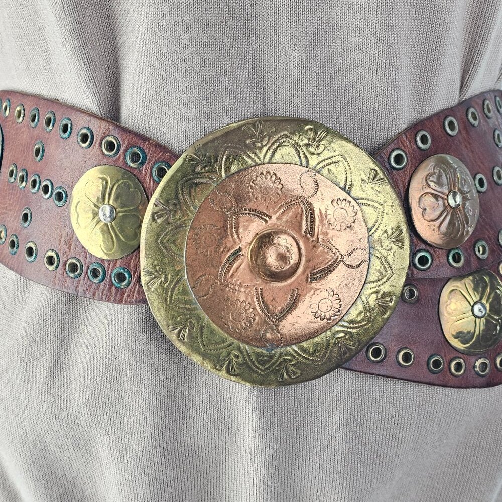 Vintage 2.5" Wide Leather Belt Copper Brass Flower Concho - Picture 6 of 9